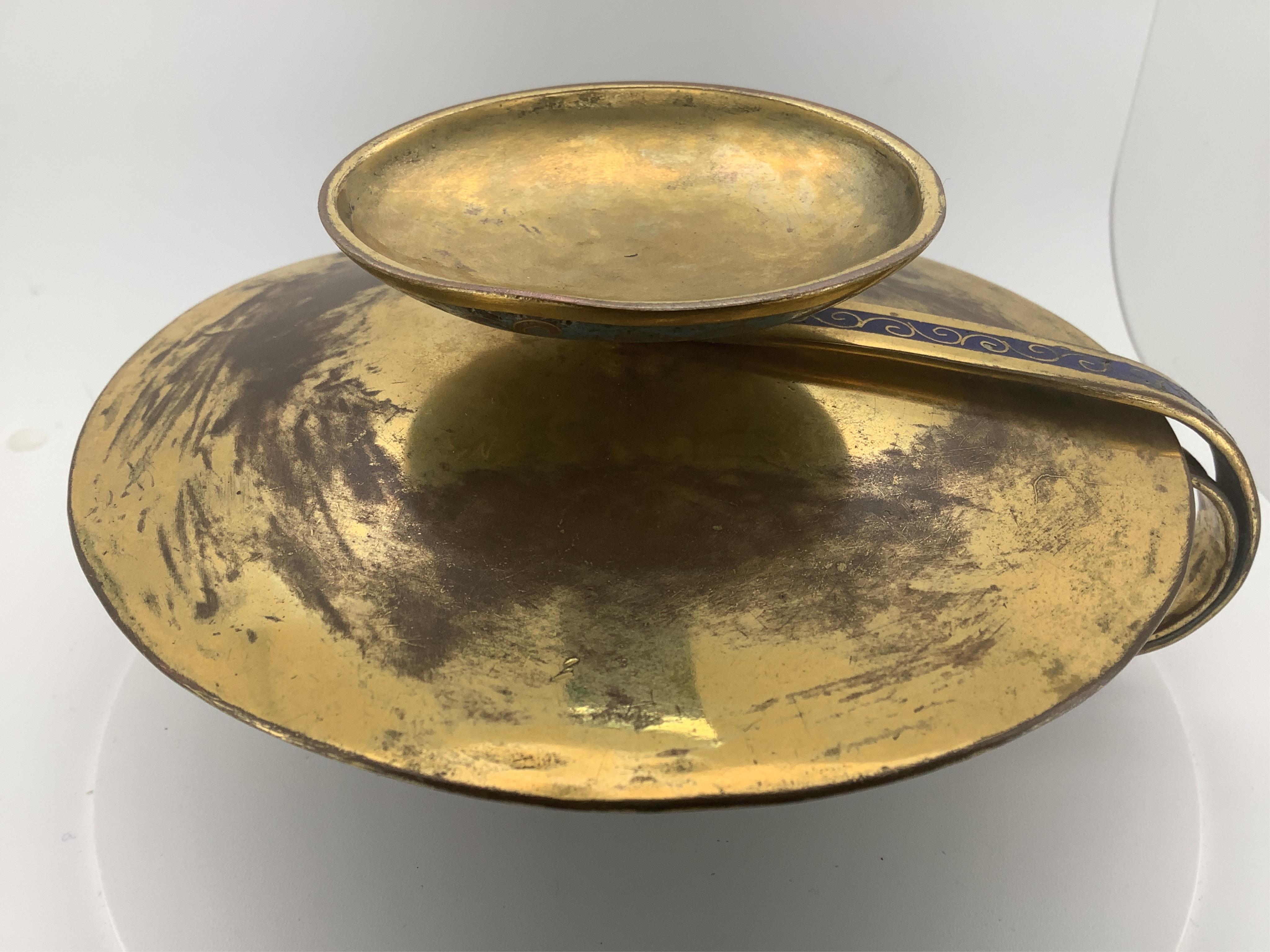 A rare Chinese cloisonné enamel chamber candlestick, Qianlong / Jiaqing period, 13cm wide